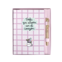 Libreta con boli profe que enseña con el corazón